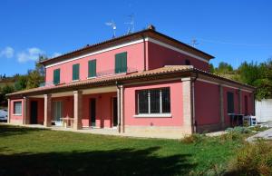 a large red house with aventh floor at Rinaldi House in Torriana