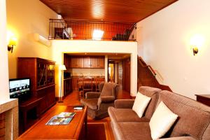a living room with a couch and a table at Parador Casa Da Insua in Penalva do Castelo