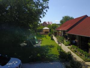 einen Luftblick auf einen Garten mit einem Pavillon in der Unterkunft Aurora Ház in Zalakaros