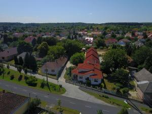 una vista aérea de un barrio residencial con una casa en Aurora Ház, en Zalakaros