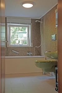 a bathroom with two sinks and a window at Nürnberg Business Apartment in Heroldsberg