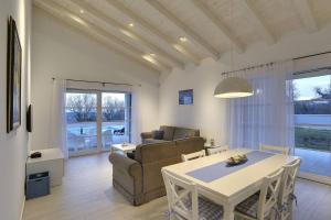 Televízia a/alebo spoločenská miestnosť v ubytovaní Holiday Home Casa Histria