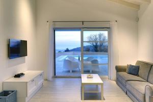 Televízia a/alebo spoločenská miestnosť v ubytovaní Holiday Home Casa Histria