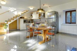 Kuchyň nebo kuchyňský kout v ubytování Villa Orbanici