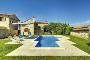 uma casa com piscina num quintal em Villa Orbanici em Barban