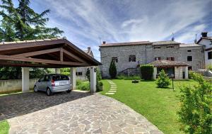 um carro estacionado numa entrada em frente a uma casa em Villa Orbanici em Barban