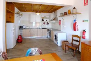 a kitchen with a washer and dryer at Quinta do Fragoso in Alto do Sul