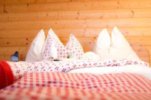 Postel nebo postele na pokoji v ubytování Gomig Hütte