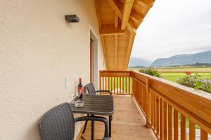 Vista generica sulle montagne o vista sulle montagne dall'interno dell'agriturismo