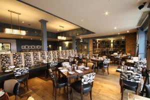 um restaurante com mesas e cadeiras num quarto em Hotel Du Vin Newcastle em Newcastle upon Tyne