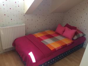 Кровать или кровати в номере Korona Apartman