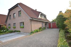 a brick house with a driveway in front of it at Appartement Sendenhorst in Sendenhorst