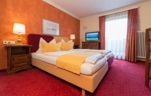 En eller flere senger på et rom på Hotel-Pension Das Platzl