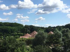 un groupe de maisons dans un champ arboré dans l'établissement Le petit secret, à Saint-Aignan