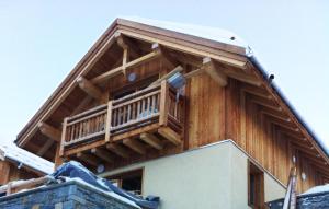 Dieses Blockhaus verfügt über einen Balkon an der Seite. in der Unterkunft Odalys Chalet le Pure Altitude in Valloire