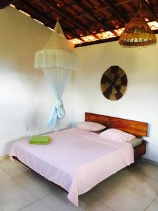 A bed or beds in a room at Casa Amarela na praia 14 pessoas