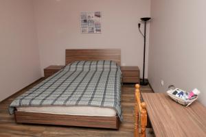 een slaapkamer met een bed en een tafel bij Sea Crib Apartment in Varna
