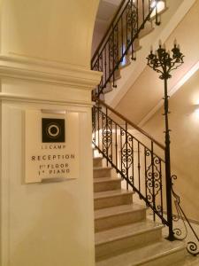 un escalier avec un panneau indiquant l'hôtel triangle réception dans l'établissement Le Camp Suite & Spa, à Padoue