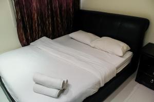 Una cama o camas en una habitación de Yarden Sea Side Apartments