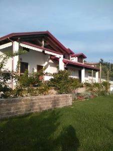 uma casa branca com uma parede de tijolos num quintal em Villa panorama em Montecorvino Pugliano