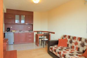 a living room with a couch and a kitchen at Къща за гости "ВАИС" in Sandanski
