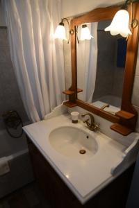 アギオス・イオアニスにあるTinos Porto Villasのバスルーム(洗面台、鏡付)