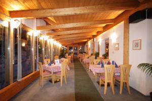 Ein Restaurant oder anderes Speiselokal in der Unterkunft Lärchenhof 