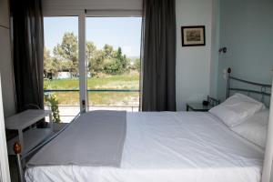 Кровать или кровати в номере Romanos Xi