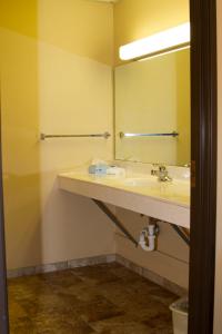 Ένα μπάνιο στο Cottonwood Inn & Suites +9 φωτογραφίες