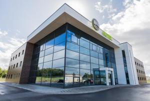 een kantoorgebouw met veel ramen bij B&B HOTEL Longwy Porte du Luxembourg in Longwy