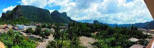 Blick auf eine Stadt mit Bergen im Hintergrund in der Unterkunft T.P. Place Hotel in Phangnga