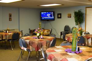 A restaurant or other place to eat at Cottonwood Inn & Suites