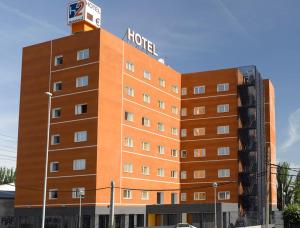 un edificio de hotel con un cartel encima en H2 Fuenlabrada, en Fuenlabrada