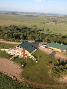een luchtzicht op een groot huis met een groen dak bij Comstock Premier Lodge LLC in Sargent