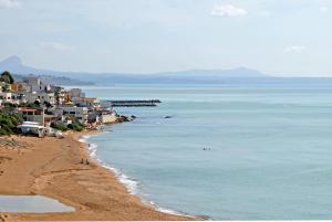 a view of a beach with houses and the ocean at Dimora La Grazia in Castelvetrano Selinunte