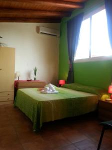 パレルモにあるBED & BREAKFAST Sweet Politeamaの緑の壁のベッドルーム1室(ベッド2台、窓付)