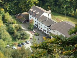 eine Luftansicht eines großen Hauses mit einem Parkplatz in der Unterkunft Hotel-Spa & Restaurant Logis Domaine Langmatt in Murbach