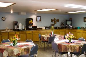 A restaurant or other place to eat at Cottonwood Inn & Suites