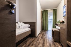 Łóżko lub łóżka w pokoju w obiekcie Aktivhotel Tuxerhof