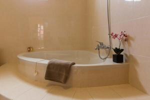 a bathroom with a bath tub with a vase of flowers at Casa Nunes in Santana +50 photos