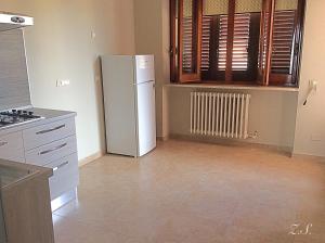 kuchnia z białą lodówką w pokoju w obiekcie ZeroSalento Casa Vacanze w mieście Monteroni di Lecce