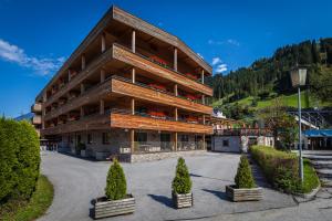 duży budynek z drzewami przed nim w obiekcie Aktivhotel Tuxerhof w mieście Zell am Ziller