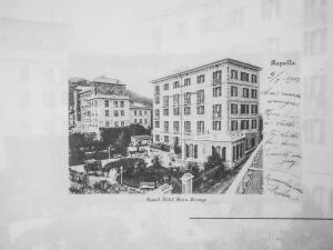 un dibujo en blanco y negro de una ciudad con edificios en Hotel Portofino, en Rapallo