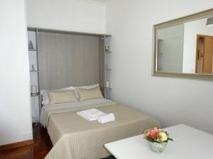 ローマにあるApt Attico 203のベッドルーム1室(ベッド2台、壁掛け鏡付)