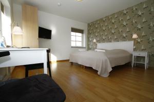 1 dormitorio con 1 cama y escritorio en una habitación en Hobykrok B&B, en Lund