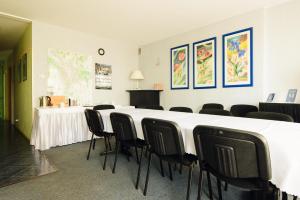 einen Konferenzraum mit einem langen Tisch und Stühlen in der Unterkunft Pokoje Gościnne Akropol in Posen