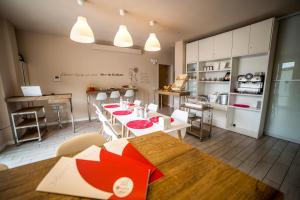 Una cocina y un comedor con mesa y sillas. en B&B Santa Maria Novella, en Florencia