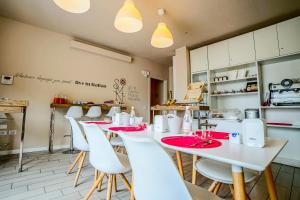 Un comedor con mesas blancas y sillas blancas. en B&B Santa Maria Novella, en Florencia 19 fotos más