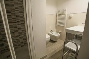 un baño con inodoro y lavabo en B&B Santa Maria Novella, en Florencia