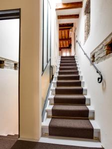 una escalera que conduce a un edificio con escalera en Ferrara Rooms, en Ferrara